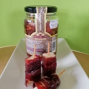 Pinchos de queso de oveja con cecina en aceite