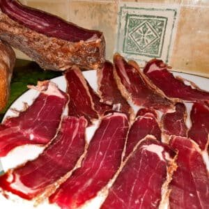 Cecina de chivo curada